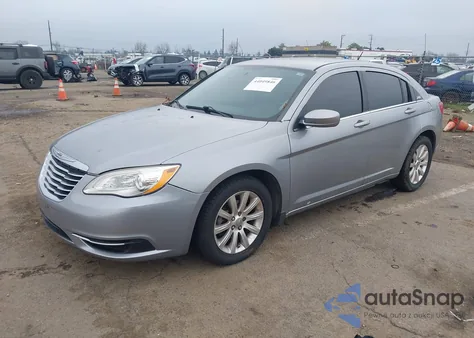 2014 Chrysler 200 Touring z USA, uszkodzony, nr VIN 1C3CCBBG9EN114832